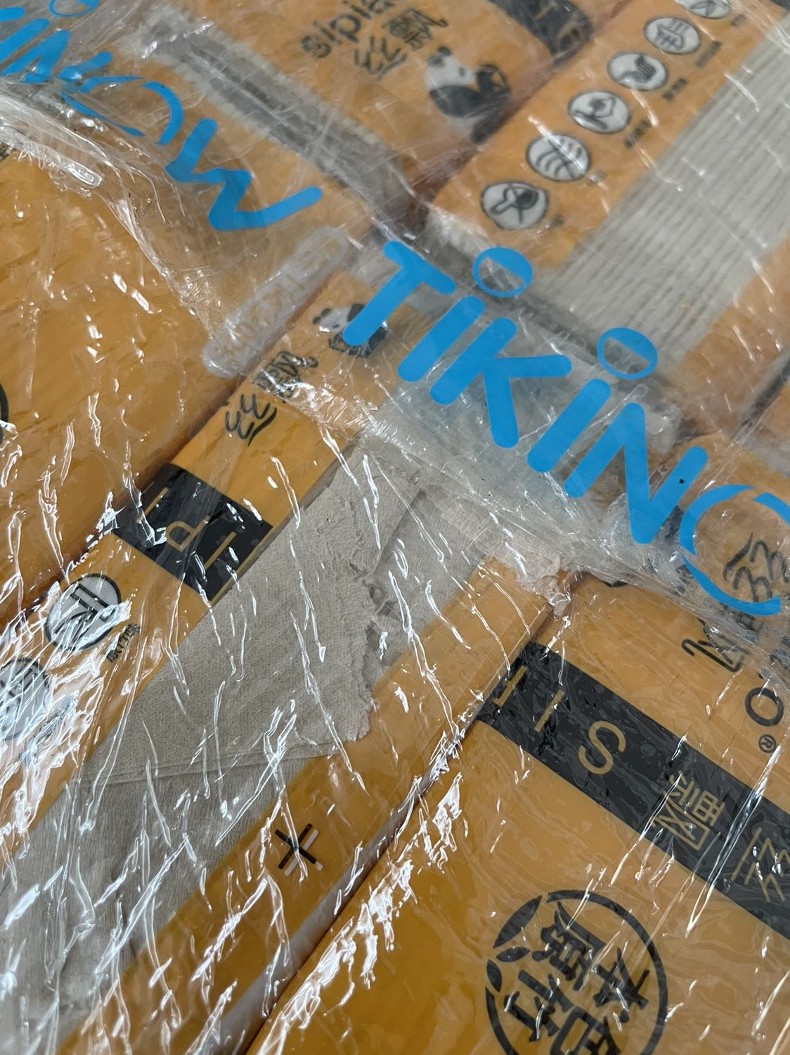 Khăn giấy nhìn dở, mua online có nhiều cái bớt ngờ này đến bất ngờ nọ. Mặc dù mình đã mua rất nhiều lần, rút ra rất nhiều kinh nghiệm.
Mình mua kích thước 18x12,5cm. Mà ai ngờ lại kích thước này.
Nản ghê