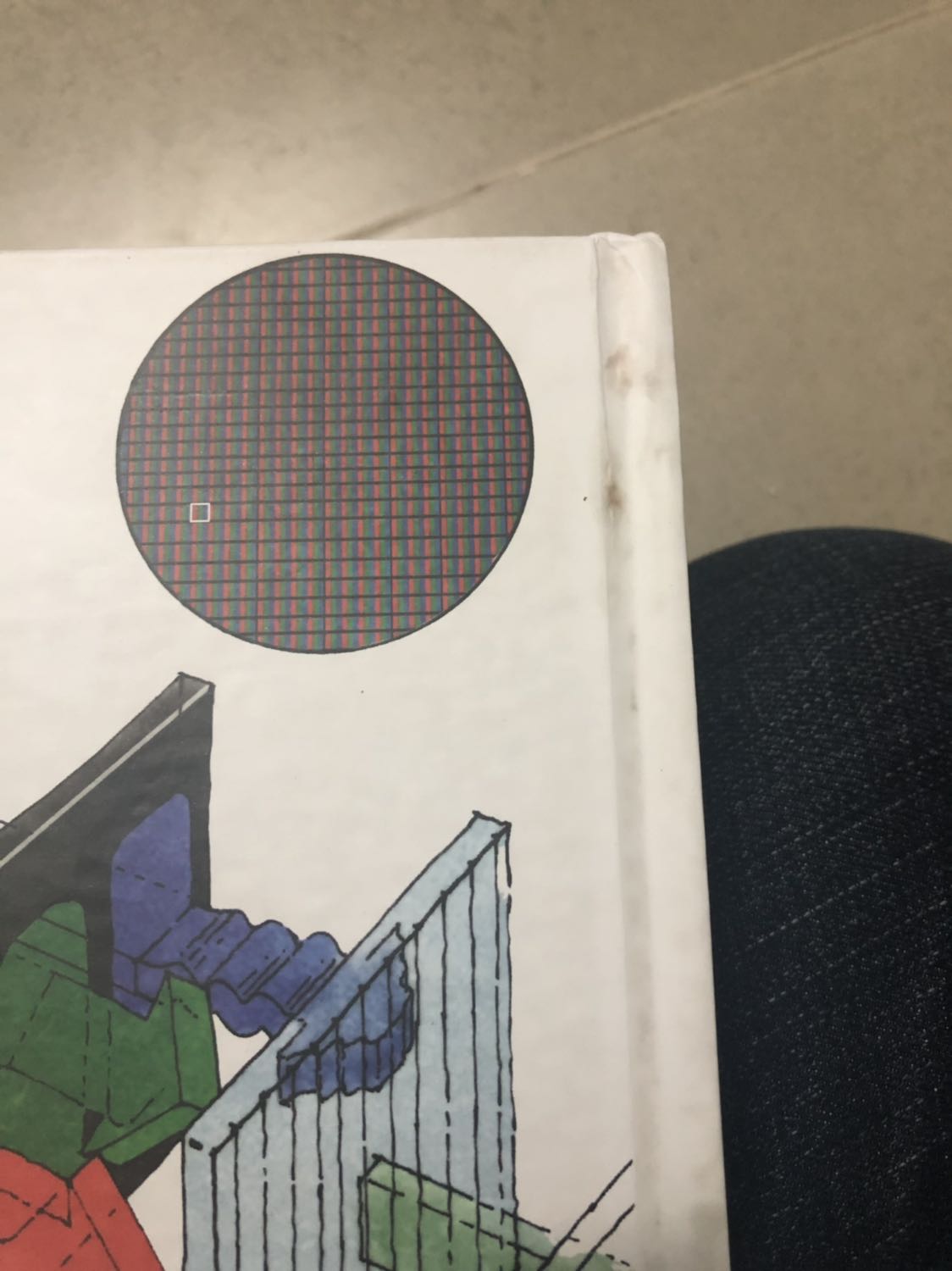 Sách màng co đã không còn, chỉ để trong bao dán mép OPP sơ sài là hơi nghi rồi. Bên trong gáy sách bẩn, có mép sách còn bị như thấm nước để khô. Giống như mấy cuốn sách trưng bày trong nhà sách bị đọc rồi ấy.
Mình mua rất nhiều cuốn bách khoa rồi nhưng chưa bao giờ thất vọng như thế này.