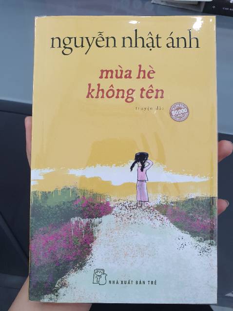 Dù khi đã trở thành người lớn, có những chuyện mãi dến khi đọc được truyện của NNA, tôi mới vỡ lẽ ra rằng chuyện đời là thế. Ông như là người nói lên hết tất cả tâm tư của bạn đọc mỗi ngày tuổi thơ:
- Đại khái thế, và không có gì ngạc nhiên nếu bạn bắt gặp những câu chữ na ná nhau trong bài làm văn của bọn tôi.
Bọn tôi đứa này không hề cóp-py đứa kia. Chẳng qua do tình yêu dành cho người thân bao giờ cũng giống nhau nên hiển nhiên chúng cũng sẽ giống nhau khi phản chiếu lên trang viết. Giống như máu trong tim bọn tôi vậy mà. Chúng đều màu đỏ.
Bọn tôi nói về các vật nuôi cũng với một giọng điệu âu yếm từa tựa nhau, như thể cả bọn cùng nuôi chung một con *** hay một con mèo.
- “Lang thang trong chợ cả ngày
Chỉ mua được chút buồn này cho em
Lang thang trong mộng cả đêm
Mang về một gánh sầu thêm cho mình”
- Dần dà, anh huấn luyện chị cả chuyện yêu đương. Lửa huấn luyện rơm. Rơm đang tuổi dậy thì, chán ngùn ngụt, sưởi ấm trái tim anh Sự nhưng đốt ra tro trái tim cậu Châu tôi.
Đi từ hết bất ngờ về chuyện Đính và Túc là anh em ruột, đên chuyện ba mẹ Nhàn về. Cha Chỉnh bị bỏ tù, rồi cô Diêu mất, anh Lữ không xuất gia, chị Ngoan thất tình, chuyện anh Lữ đem lòng yêu và theo đuổi chị Xuyên, rồi sau cùng chị Ngoan lại thành với cậu Châu. chuyện tác giả qua mùa hè ra thị trấn vì bị té gãy 2 tay khi leo thi thố bẻ xoài. Rồi chuyện tác giả không có cơ hội tụ họp cùng bạn bè ở cái làng ấy nữa. Cuộc đời cậu nhóc lắm sự kiện động trời, có chuyện buồn, chuyện vui. Nhưng kết lại, khúc cậu lẩm bẩm bảo cô bạn Nhàn đừng bẻ nhành cây trứng cá nữa vì sợ trụi lủi nhánh, cho tôi một nụ cười của con trẻ thơ ngây. Cám ơn tác giả.