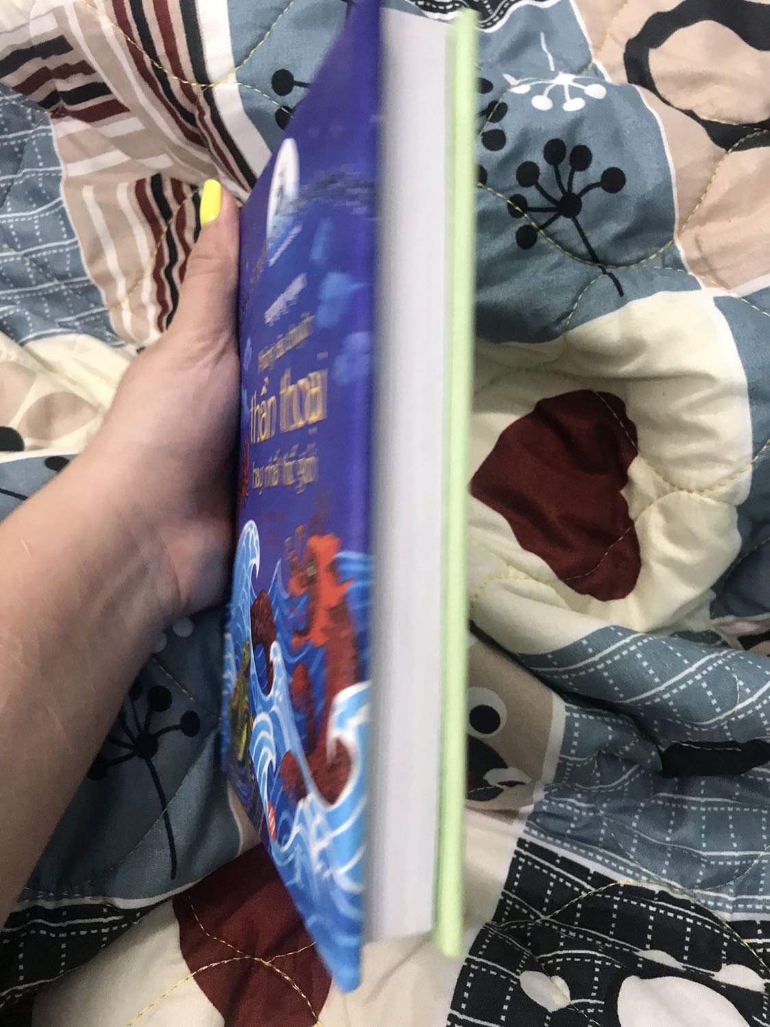 Cực kỳ cực kỳ thích cuốn này. Cầm Nặng tay, và các câu chuyện rất hấp dẫn. Màu sắc phải nói là rất rõ và đẹp. Chữ cũng to rõ nữa
Nhưng về nội dung thì đối với trẻ từ sáu đến chín tuổi nên có thêm ba mẹ kế bên để giải thích một vài từ khó nhé.