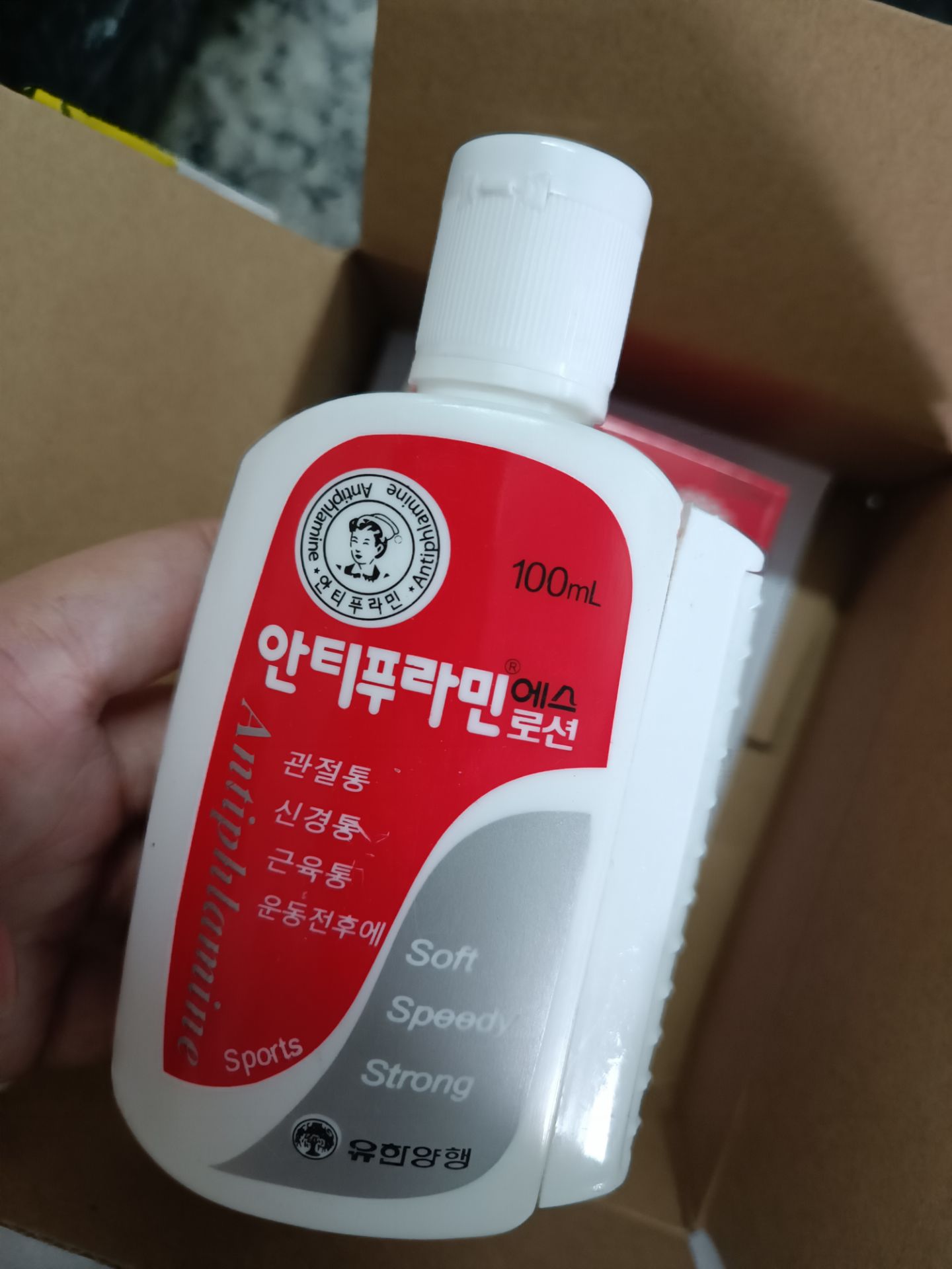 hộp và chai đều ko có seal, mình mới mua lần đầu nên ko biết này có phải do hãng hay ko, dung dịch ít sệt, dễ thấm vào da, cá nhân mình thấy ko nóng bằng Icyhot hay Bengay, đc cái thiết kế chai có con lăn gai rất thíc vừa tay, shop đóng gói chắc chắn có tem hàng dễ vỡ luôn, tiki giao nhanh thì khỏi nói rồi