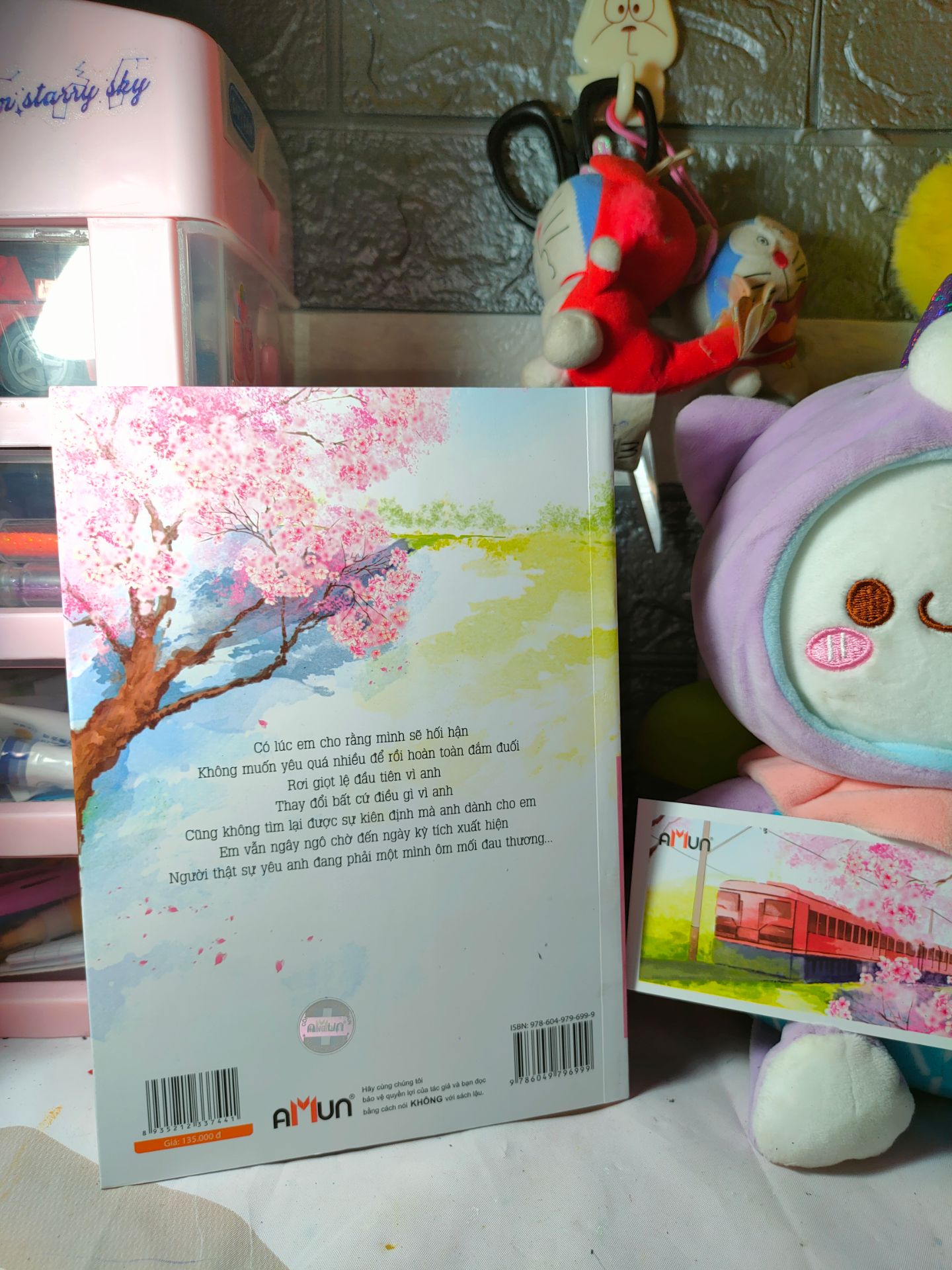 Sách nhìn xinh cực! 
_Cuốn này được bạn mik giới thiệu, lần đầu mua ngôn tình, không biết có j lạ hơn tiểu thuyết.
_Được tặng thêm postcard trong sách (xem hình). 
_Sách còn nguyên seal, nhìn chung thì ổn.
_Mik chưa đọc nên nội dung không rõ, mà đọc rồi thì cũng không spoil đâu.
_Nói chung thì rất okela ( Theo cá nhân mình )