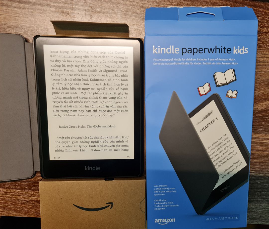 Máy gọn nhẹ, shop cho bản kid không quảng cáo và thêm bao da rất đẹp, đời này cùng cổng sạc C nên rất tiện. Máy đọc rất thích đặc biệt là ngồi bus đi làm. Hai hôm nay không còn dùng điện thoại trước khi ngủ nữa mà là ôm em này. Sẽ cố gắng thay thế thói quen xấu từ lướt điện thoại trước khi ngủ sang đọc sách trước khi ngủ. Máy gọn nhẹ, shop cho bản kid không quảng cáo và thêm bao da rất đẹp, đời này cùng cổng sạc C nên rất tiện. Máy đọc rất thích đặc biệt là ngồi bus đi làm. Hai hôm nay không còn dùng điện thoại trước khi ngủ nữa mà là ôm em này. Sẽ cố gắng thay thế thói quen xấu từ lướt điện thoại trước khi ngủ sang đọc sách trước khi ngủ.