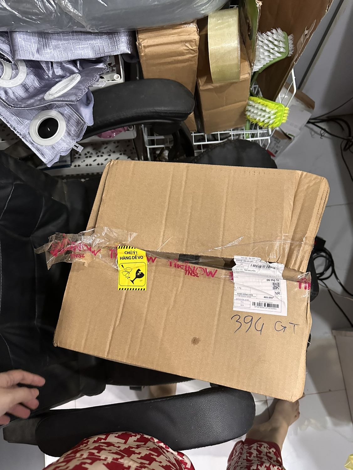 Bình thường mấy lần trước mua sữa thùng còn nguyên rất ổn đợt này nhận cái thùng rách tùm lum
Khâu đóng gói ko chắc chắn hay do bên vận chuyển nhưng chỉ đóng 1 lớp băng keo nó đứt thì đúng rồi