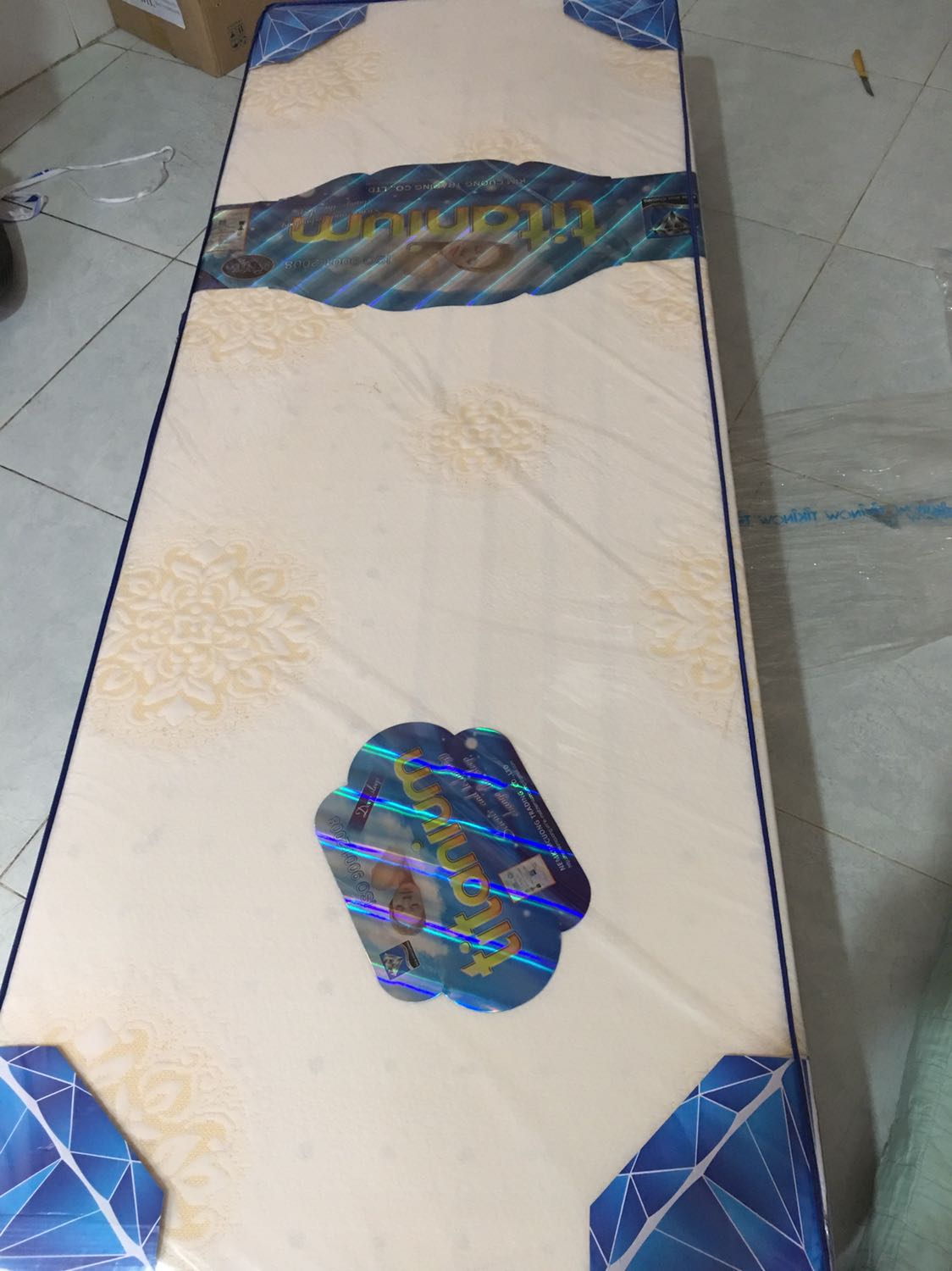 Đã nhận được nệm, nhìn tổng thể rất ok, đúng nhãn hiệu Nệm Kim Cương, bao gồm 1 lớp cao su ở trên và lớp bông ép ở dưới, đường may, cắt rất hoàn hảo, giá mua trên Tiki rẻ hơn nhiều so với mua tại các cửa hàng nệm, và được giao miễn phí đến tận nhà. Nhân viên giao hàng của GHN rất nhiệt tình, giao nhanh. Nằm thử 1 thời gian mới biết chất lượng và độ bền ra sao. Cảm ơn Tiki! Đã nhận được nệm, nhìn tổng thể rất ok, đúng nhãn hiệu Nệm Kim Cương, bao gồm 1 lớp cao su ở trên và lớp bông ép ở dưới, đường may, cắt rất hoàn hảo, giá mua trên Tiki rẻ hơn nhiều so với mua tại các cửa hàng nệm, và được giao miễn phí đến tận nhà. Nhân viên giao hàng của GHN rất nhiệt tình, giao nhanh. Nằm thử 1 thời gian mới biết chất lượng và độ bền ra sao. Cảm ơn Tiki!