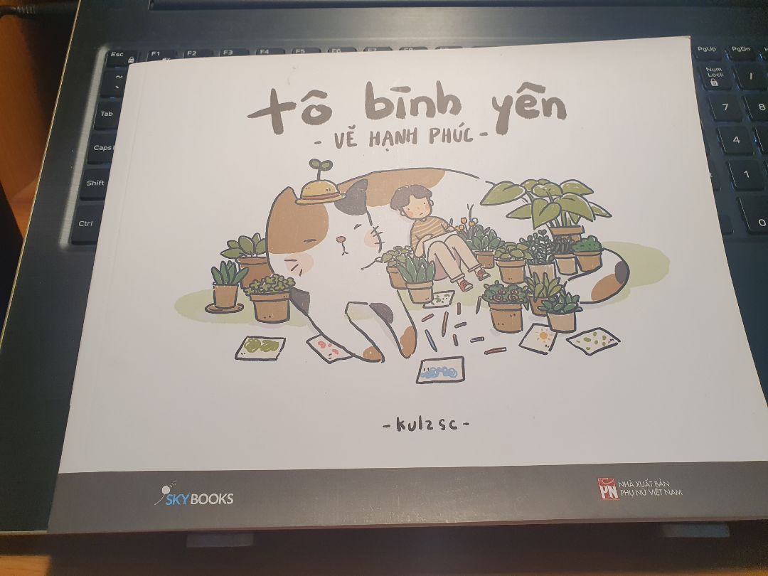 Cuốn này mình nhận hàng về siêu nhanh vì đặt tiki now. 

Đúng như tên Tô bình yên vẽ hạnh phúc, mỗi bức tranh và trang note đính kèm đều đem lại cảm giác nhẹ nhàng, yên bình cho mình. Trang note còn để dư nhiều không gian nữa nên nhiều khi có thể lưu lại cả những dòng tâm trạng của bản thân bên cạnh note của tác giả (cảm giác như đang chia sẻ cùng bạn vậy). 

Về chất lượng giấy in, giấy dày dặn, tô màu chì không bị hấn gì trang kế. Sách mở 180 độ dễ dàng (mấy trang đầu hay cuối kê thêm một cuốn mỏng mỏng cho đầm tay theo sở thích thui). 

Nhìn chung rất ưng cuốn này, vừa dùng tô vẽ nghịch ngợm chút mà cũng thêm một người bạn trên hành trình tập làm người lớn đầy khó khăn =))