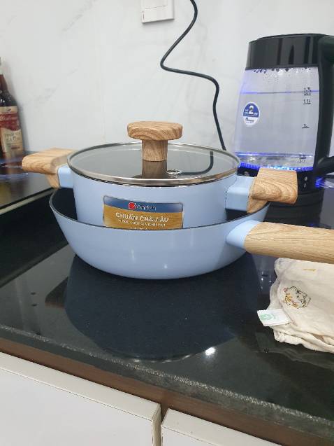 Combo nồi chảo đẹp xuất sắc. Màu nhìn phát ưng luôn. Vừa nấu nướng vừa decor bếp, không có chỗ nào chê.