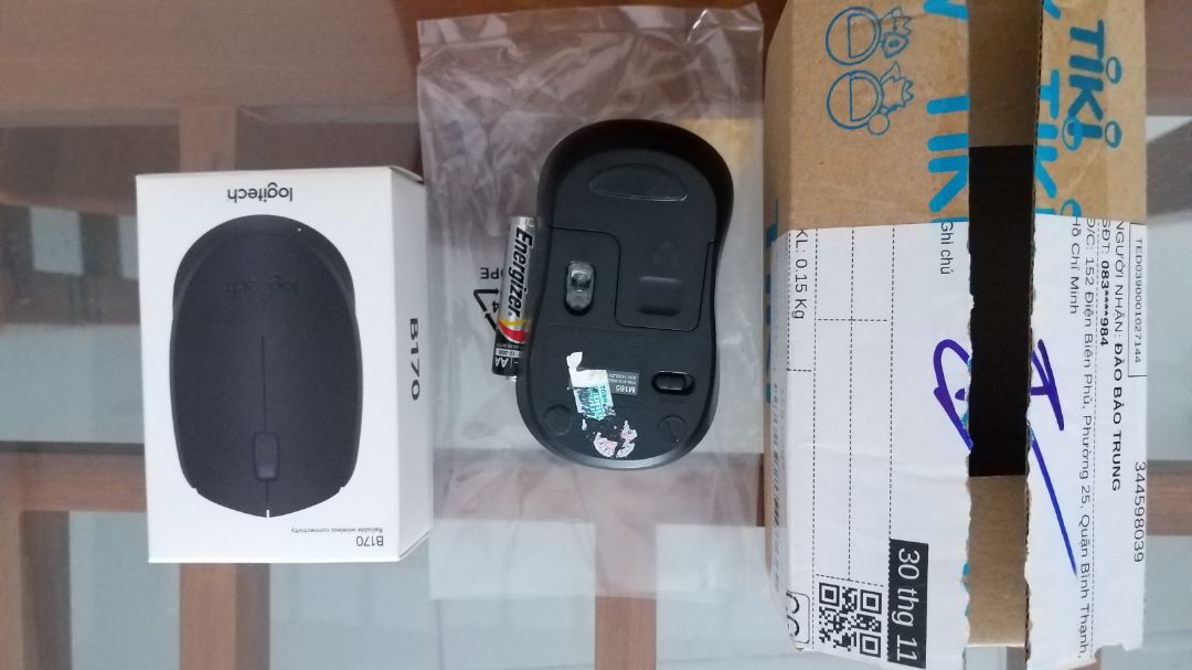 Quá bức xúc và thất vọng. Hàng đã qua sử dụng mà dám bán cho khách! Mặt sau thì tem bảo hành bị cào nát, phía trước thì chỗ mắt trái chuột bóng lưỡng như có người đã dùng rất lâu rồi. Khuyến cáo các bạn không nên mua.