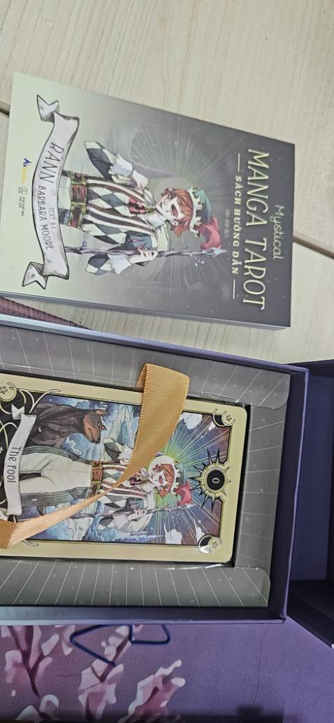 Chất giấy mềm nên lá bài dễ cong,gãy.Màu in đẹp