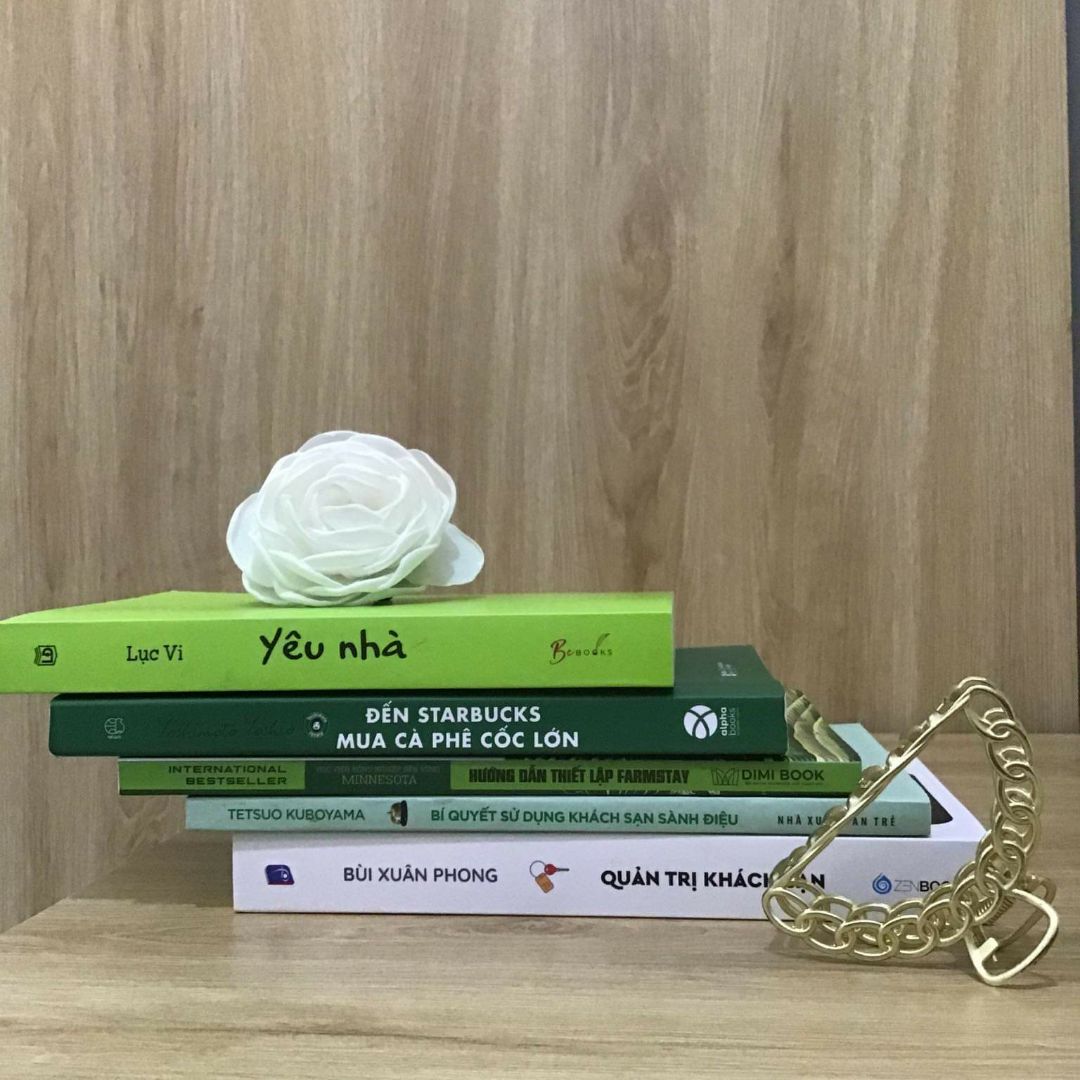 Yêu nhà nói về kiến trúc nội thất. Tác giả Lục Vi đã đưa ra nhiều biện pháp sáng tạo và cụ thể trong việc bố trí phòng ốc. Thường sách kiến trúc toàn nói chung chung nhưng k phải em này nhé. Đáng đọc?