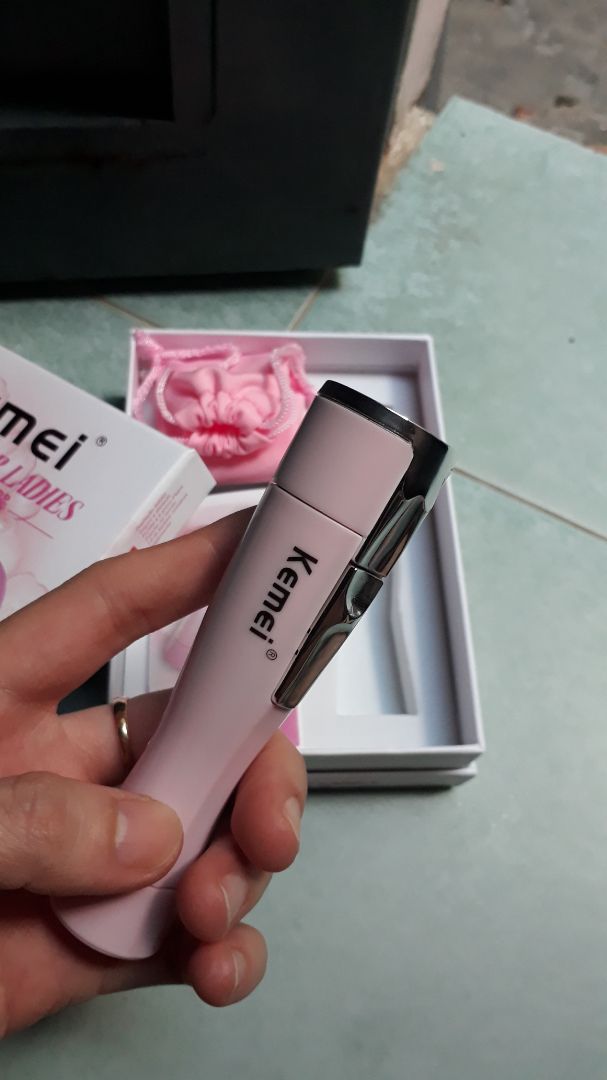 Rất là yêu em này các bạn ạ. Từ hộp đựng cho tới sản phẩm, túi đựng... đều màu hồng công chúa rất dễ thương. Mình xài đc bốn lần rồi nói chung là ok. Làm quà tặng bạn bè chắc các cô gái k ai kìm lòng đc vì độ kute của em nó. Rất là yêu em này các bạn ạ. Từ hộp đựng cho tới sản phẩm, túi đựng... đều màu hồng công chúa rất dễ thương. Mình xài đc bốn lần rồi nói chung là ok. Làm quà tặng bạn bè chắc các cô gái k ai kìm lòng đc vì độ kute của em nó.