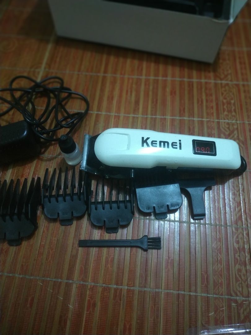 Shop và Tiki giao hàng nhanh dù mùa dịch. 3 ngày là nhận được hàng. Sp đóng gói đầy đủ phụ kiện. Shop sạc sẵn 100% pin nên về xài thử luôn. Cắt xong 1 đầu còn 93% pin, máy khỏe,cầm đầm tay,lưỡi cắt sắc.  Rất hài lòng. Good job.