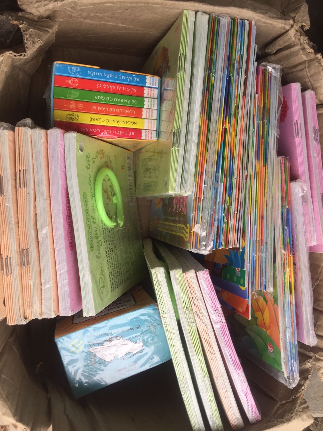 Rất thất vọng. Sách rách, nát và bẩn. Bộ thì thừa (2 quyển giống nhau), bộ thì thiếu sách (10q thì có 8). Như thể là sách dọn kho. Yêu cầu Tiki thu hồi lại đơn hàng và giao lại cho tôi đơn mới. Nếu ko thì hoàn trả lại tiền cho tôi.