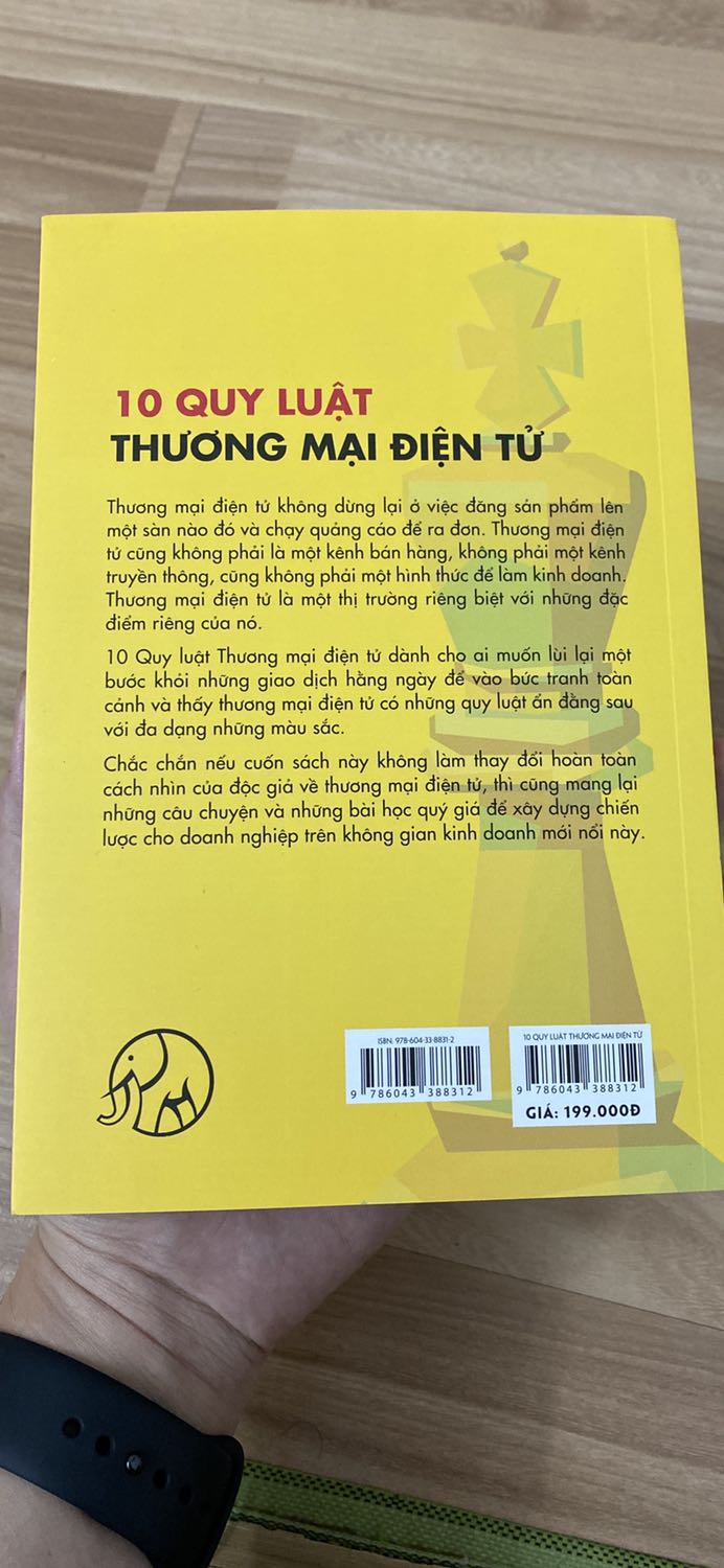 Mình đặt ngay khi anh Phong có bài post trên face, sách đến tay rất tốc độ. Khác với quyển đầu tiên cho độc giả những cái nhìn cơ bản nhất về TMĐT thì cuốn này phác hoạ theo lối kể chuyện 10 quy luật quan trọng trong bước chuyển từ thương mại truyền thống lên thương mại số, rất thích hợp để hoạch định chiến lược kinh doanh cốt lõi. Cảm ơn tác giả rất nhiều, chúc ê kíp của bộ sách giàu sức khoẻ.