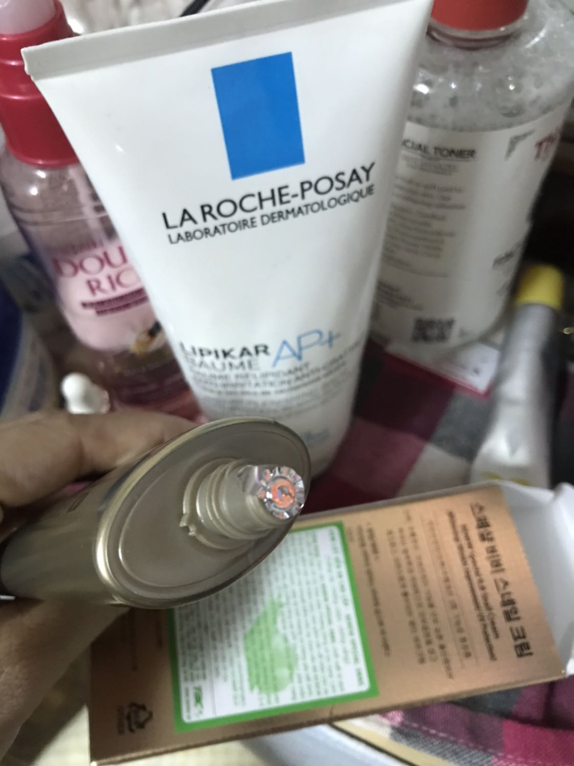 Kem giữ ẩm tốt với khí hậu Sg nóng hầm và khô! Mình xài thì có kìm dầu nữa!