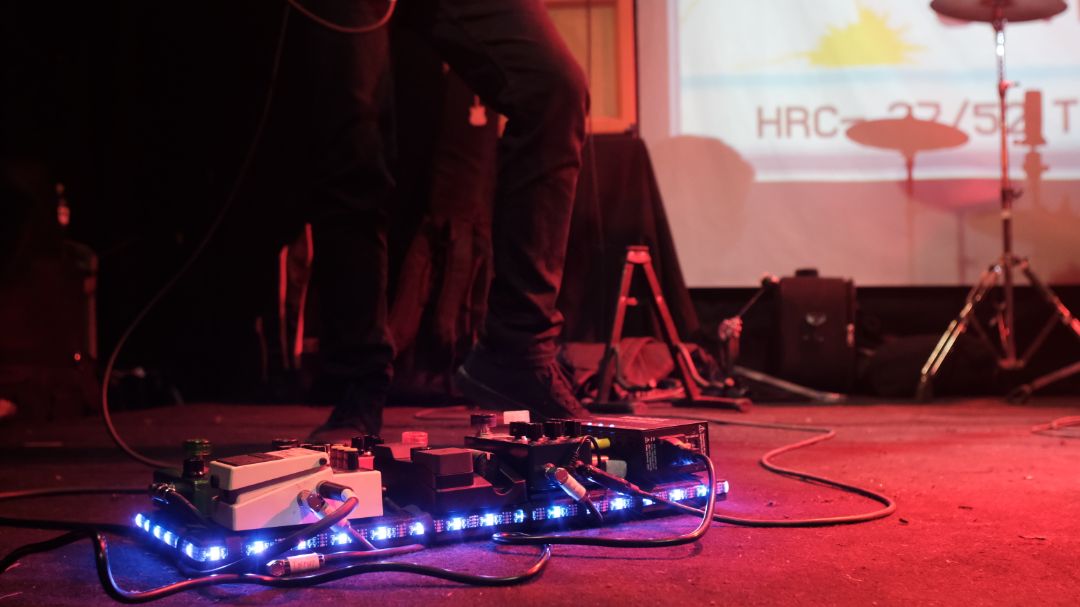 trừ việc điều khiển phải nhằm đúng chỗ mới bấm được ra và tán sáng không đều, dễ sai màu khi dùng màu mix thì mình thấy hàng dùng rất ổn