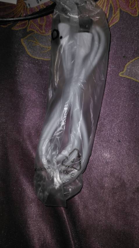 Sạc nhanh, tuy hộp bị méo mó nhưng cho điểm + ở shop và + dịch vụ vận chuyển, dây cap đẹp, mới , shop còn kèm thêm 1 viên kẹo ổi rất dễ thương và tờ giấy cảm ơn, nên ủng hộ, giá rẻ, còn về lâu dài thì chưa biết.