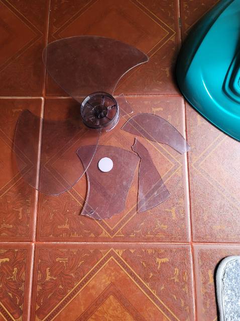 Sản phẩm khi nhận bị bể vở nhiều chỗ, không sử dụng được, cánh quạt thì bị gãy.