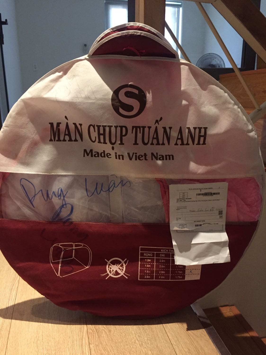 Tiki giao sau sp. Tôi chưa kịp coi thì shipper dọt đi mất tiêu. Bao bì cũ kĩ, hàng kém chất lượng . Sai sp. Đặt hàng Mộc Miên mà giao màn chụp Tuấn Anh. Làm ăn gì kì vậy?