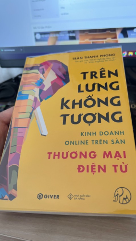 Nội dung dễ hiểu, chia sẻ của một người đi trước đã vấp ngã nhiều lần và cách tư duy thay đổi, câu từ đơn giản dễ thấm, chắc 1 ngày là nhai hết cuốn này luôn cho đỡ thèm. Bìa đẹp có thêm book care nhìn ghiền, nói chung là thơm và bổ đó