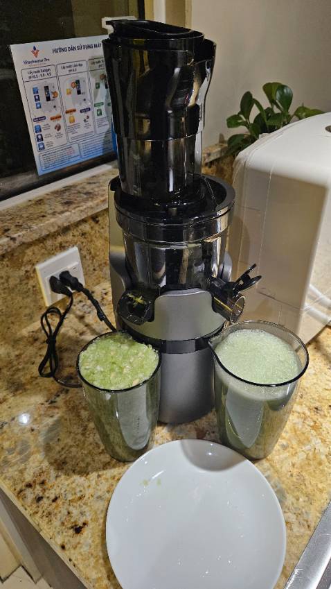 Máy hoạt động rất êm và mạnh, ép bã khá khô. Vệ sinh máy cg dễ, thank shop.