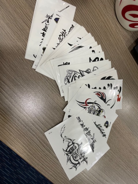 Dễ dán & cũng dính lâu nha. Giao nhanh nữa
Chỉ cần để dưới vòi nước rồi ịn lâu lên da & sau đó không cào mạnh hay cọ xát lên hình xăm là được :)
Nhìn chất & cũng rất ok nha