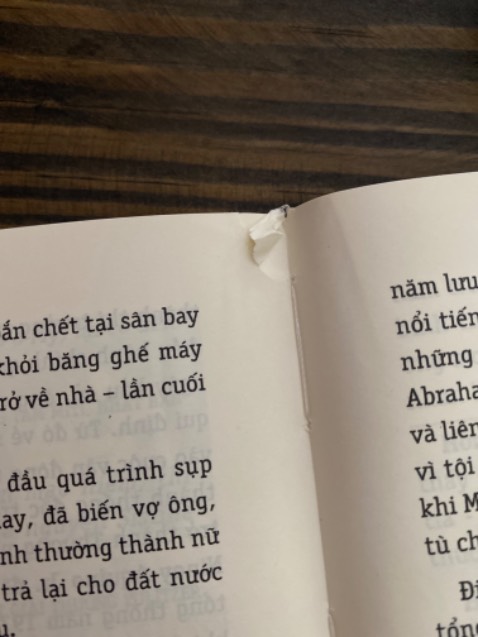 Sách bị rách. Đọc tới mình mới phát hiện ra. Mình không thích sách bị rách, rất là ghé