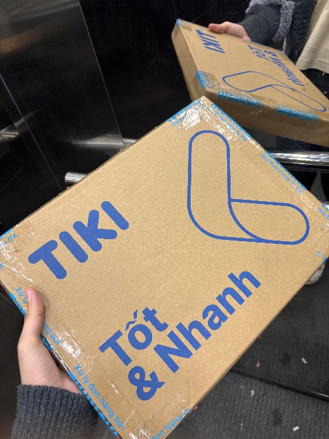 Thật tuyệt khi được nhận sớm và háo hức giở đọc cuốn sách mình mong chờ đặt vào đêm hôm trước