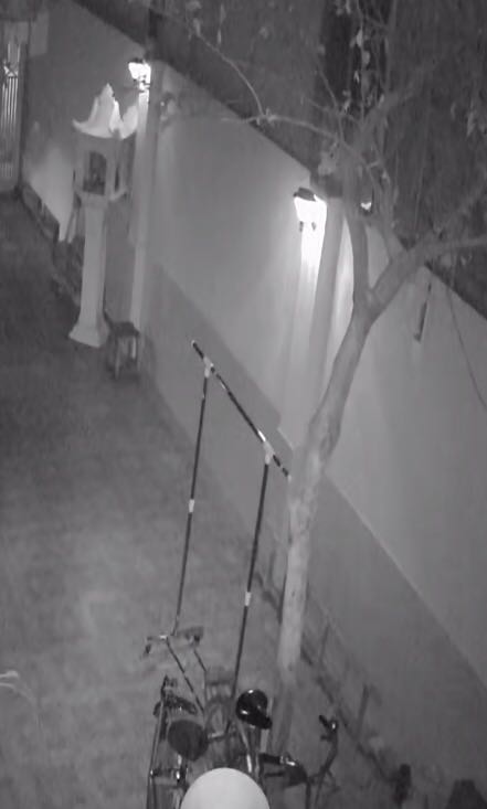 Mình thấy hình là 2 thanh phơi đồ đôi,nên đặt mua gửi tặng người thân ở Vinh Nghệ An và trả trước bằng ví momo.Do quá tin tưởng vì đã mua hàng tiki thường xuyên nên không thể ngờ lần này nhận hàng thực tế và ảnh sản phẩm lại khác nhau đến thế,người thân thì không biết chỉ biết nhận giá phơi đồ thôi.Mình mong tiki phản hồi đổi lại sản phẩm đúng mẫu mã quảng cáo vì mình sợ có sự chênh lệch giá giu