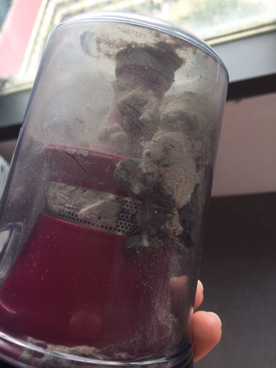 Khui thùng mình sử dụng ngay , thiết thực nên mua nhé các mom, vì ga giường mình mới thay mà hình số 4 vẫn có bụi bông mịn phủi ko bay đc.
Hình số 5 ( cuối cùng ) mình hút ga giường tầng cho các cháu mà bẩn vậy đấy. Chưa kể ngứa ngáy bị rệp cắn , thay ga liên tục thì rất mệt.
Máy cầm nặng tay, lực hút mạnh, chị em cứ đẩy qua lại như bàn ủi là Ok.
Tóm lại dùng sướng nên mua nhé :) !