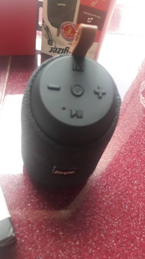 Sạc ok, nhưng cổng usb A thấy chật chội, cắm vô xong rút ra hơi khó, mấy cái cúp hút ko hút lắm với ốp điện thoại, dính xong nhiều khi thấy vẫn còn khe hở giữa sạc và đt, nhỏ, chất, mạnh mẽ.