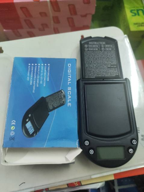 Shop làm việc không trung thực, mình đặt cân tiểu ly 500g, bước nhảy 0.01g.
Lần 1 giao nhầm cho mình cân 500g, bước nhảy 0.1g mình làm lệnh đổi hàng và đã báo shop việc này để lần sau giao đúng loại.
Do đợi lâu chưa xử lý được hàng đổi lên mình đã đặt thêm 1 cái cân khác, vẫn cân tiểu ly 500g, bước nhảy 0.01g.
Và lần 2 giao hàng này, mình nhận được cân 200g, bước nhay 0.01g + với hình ảnh khác với hình ảnh mà shop đăng bài.
Sau khi nhận hàng lần 2 xong, mình có phản hồi cho shop về tình trạng này nhưng ko nhận dc hồi âm.
Ảnh thực tế mình chụp cùng cmt này.
Xin chia sẻ để mọi người được biết.