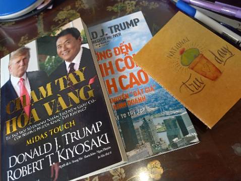 Mình đọc hầu hết các cuốn sách của bác Trump, tính cách của ông thể hiện rõ trên từng câu chữ! Ship hàng nhanh, shop con tặng khách hàng 1 cuốn sổ nhỏ bỏ túi xinh xinh, thanks shop!