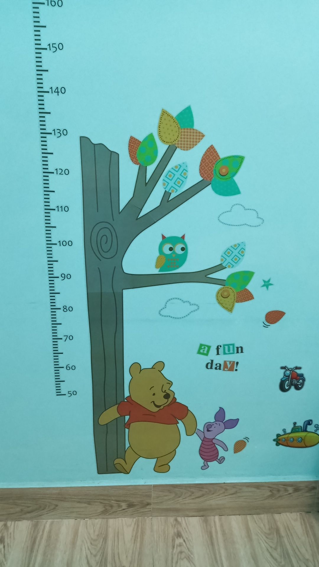 mẫu rất đẹp, dán bám dính chặt. màu sắc đẹp. đóng gói cẩn thận, không bị nhăn. phù hợp để dán trên tường phòng của trẻ.