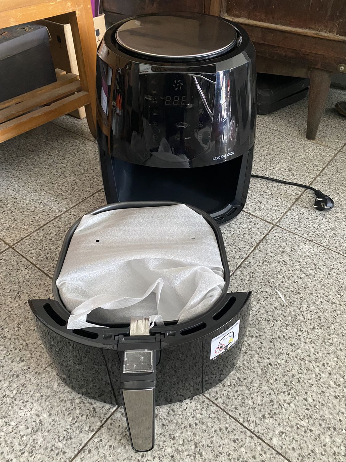 Mình mua đợt sale 10.10.2021 giá 2.240.000. Phải đợi hơi lâu mới nhận đc hàng. Sau vài ngày sử dụng thì mình thấy máy xài ổn, bảng điện tử nhạy, dễ sử dụng. Hơi ồn khi hoạt động và mình ko thích mùi của nó. Máy cũng dễ lau chùi nha. Lúc mình mua ko có sách hướng dẫn nấu ăn tặng kèm, nên tự gg search nấu thôi à. Lần đầu nướng gà da giòn như hình coi như cũng thành công, ăn giòn ngon. Nếu ai có điều kiện hơn thì nên mua nồi Philips nha. Nồi này mỗi lần đưa lồng chiên vô nồi phải canh khớp, trật xíu là mệt. Nói chung chất lượng xứng với giá tiền. Hài lòng nha Tiki!