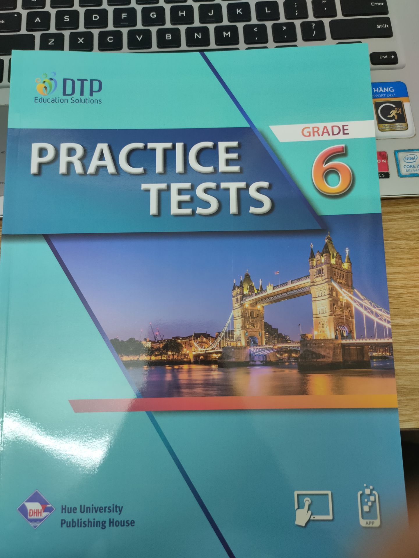 Sách được đóng gói cẩn thận, có bọc bìa nilon bên ngoài. Nội dung sách cung cấp những bài *** dựa theo nội dung của sách Smart World 6 nên đây cũng là 1 lựa chọn hay cho học sinh để luyện tập.
