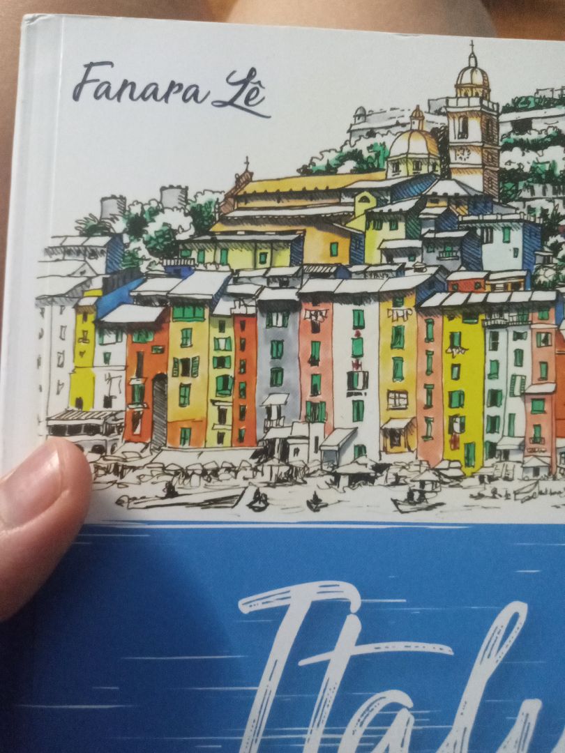 Ship: sách móp nhỏ, hàng onl thường bảo quản khó do ship đường xa
Sách: Fanara Lê viết về Ý từ trải nghiệm thực tế khi chị sống và làm việc tại đây và từ tình yêu chị dành cho mảnh đất này. Ra lò năm 2016, cuốn sách vẫn còn giá trị thiết thực tính tới thời điểm hiện tại, nên nếu mọi người có dự định du học hoặc đơn giản là du lịch Ý thì theo mình là nên đọc, bản thân mình thì chấm 8/10