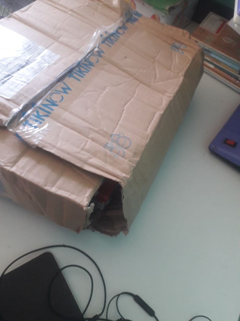 Mình đặt hàng ở tiki cũng nhiều nhưng mà chưa lần nào nhận được bọc hàng ẩu như này. Mình không biết là do tiki bọc không kĩ hoặc vấn đề do bên vận chuyển. Mình cũng dễ tính, bọc hàng có vấn đề nhưng k ảnh hưởng tới sách mình cũng k ý kiến gì. Đợt này mình đặt hơi nhiều sách, may mắn là không ảnh hưởng nhiều đến tất cả số sách mình đặt (9 quyển thì có 3 quyển có vết bẩn, bìa sách bị cong) chứ không mình cũng gớt nước mắt. Mình hy vọng lần sau tiki cũng chú ý hơn khi bọc đơn hàng nhiều sách, vì sách cũng khá nặng nên vận chuyển cũng dễ xảy ra sơ suất, với lại mấy người thích sách như mình nhận hàng như này cũng hụt hẫng nữa :((