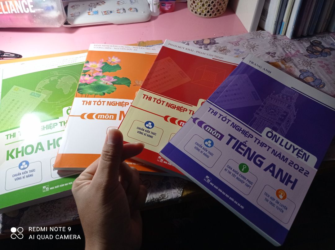 Sách hay và giao hàng kĩ càng!
Giúp cho tất cả những bạn muốn tham khảo và luyện kiến thức để chuẩn bị cho kì thi như mình!