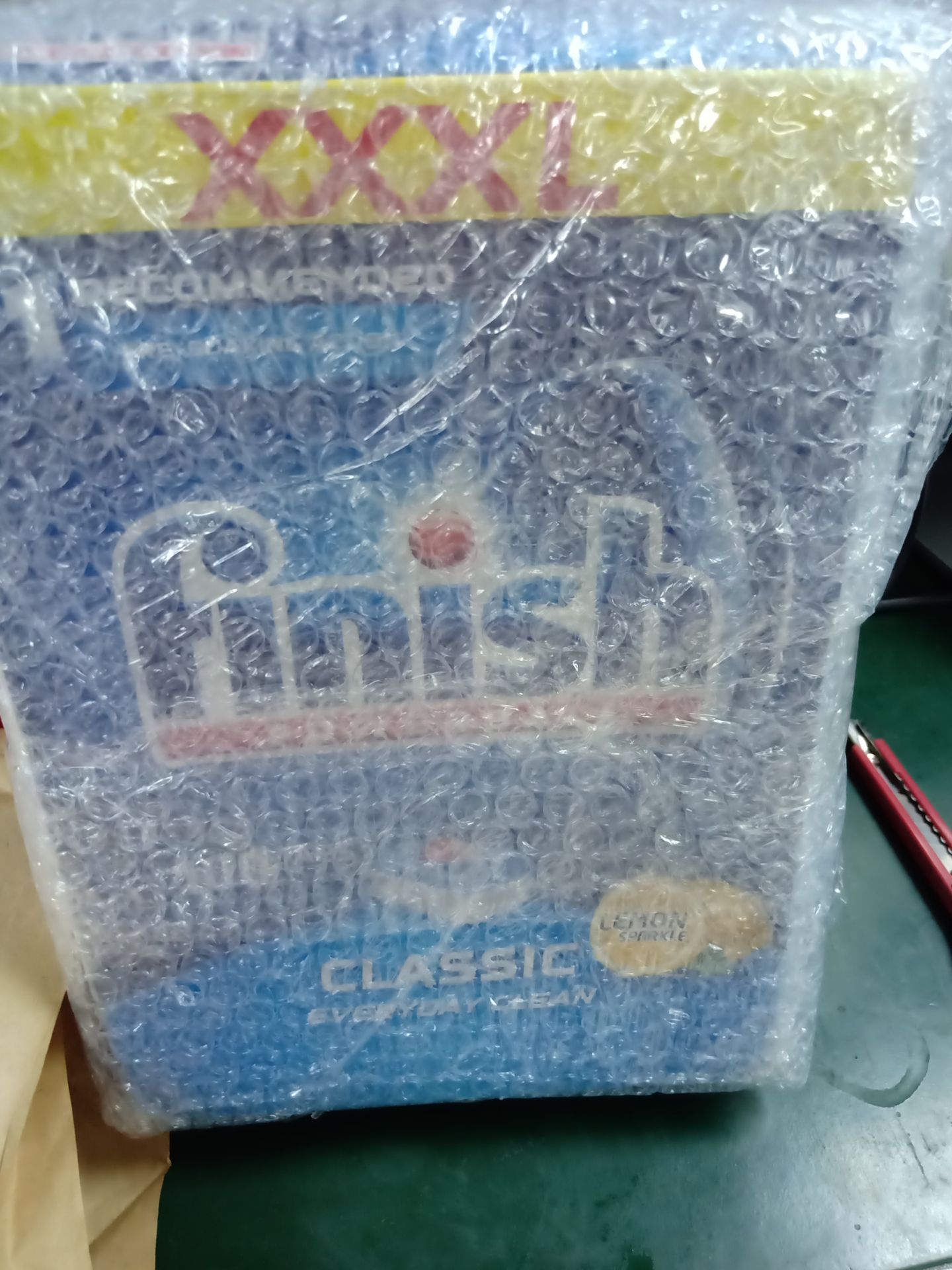 hộp sp bị móp, nhìn có vẻ cũ. chưa sử dụng nên chưa biết chất lượng thế nào.