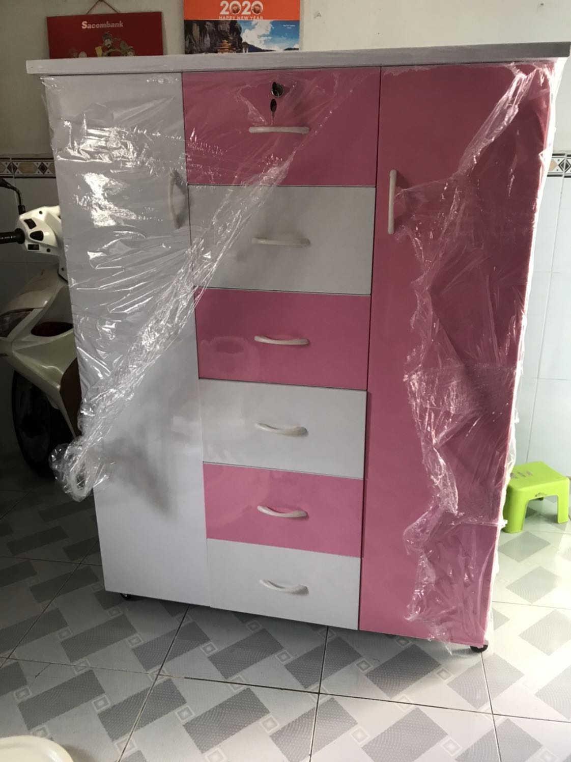 Tủ đẹp lắm mọi ngừoi nên mua nha . Nhân viên giao hàng nhiệt tình cho 5 sao