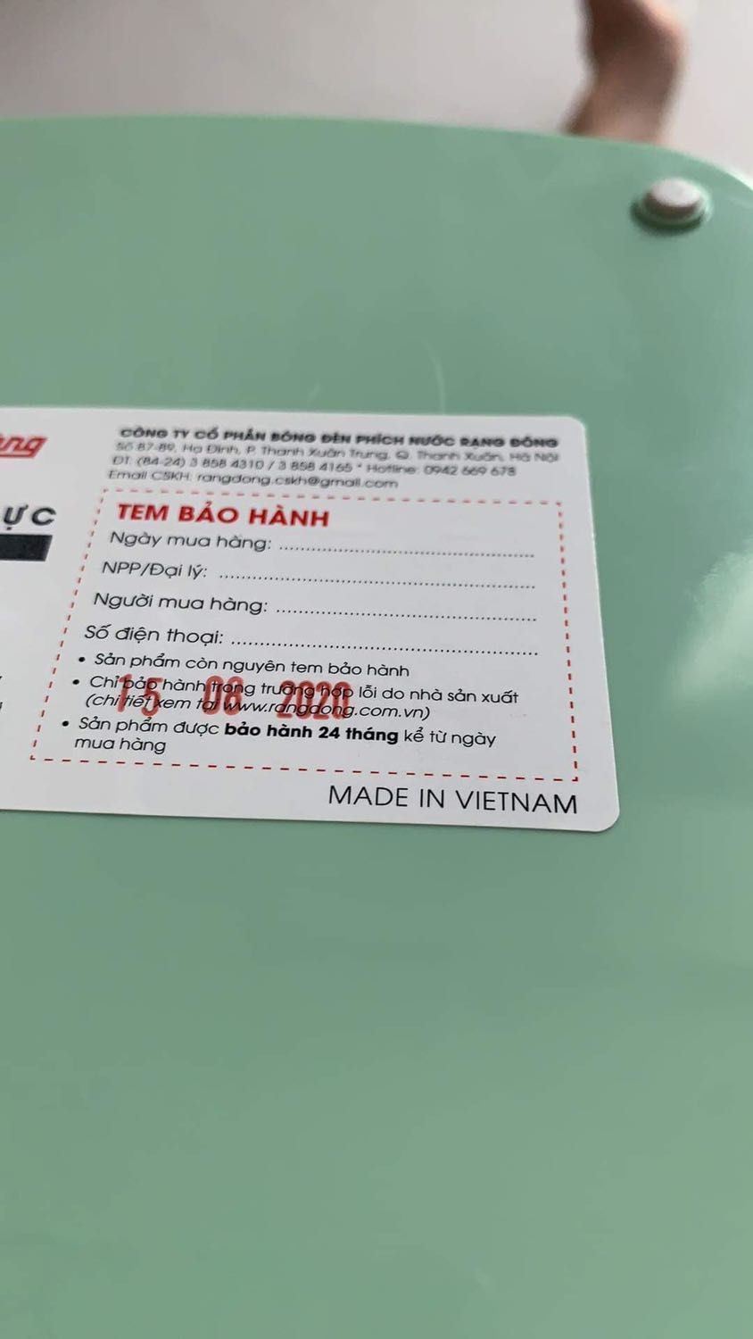 Sản phẩm như hàng trưng bày. Dây điện dơ. Bề mặt sp trầy xước nhiều. Hàng mới mua nhưng tem bảo hành ghi mua hàng từ 15/8/2020 hết 1 nửa thời giàn bảo hành. Tiki nên kiểm soát chất lượng đơn vị bán hàng