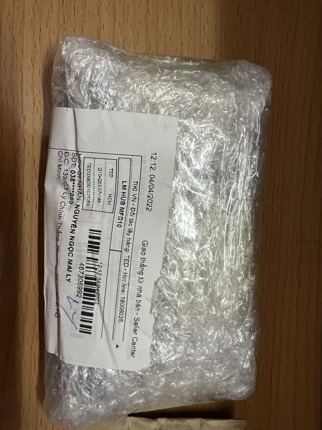 Đóng gói kỹ lưỡng, sản phẩm như hình, giao hàng trong hạn. Màu xám, hợp kim nhôm chắc chắn, không trầy. Có bao nhung cho giá đỡ nhìn sang trọng