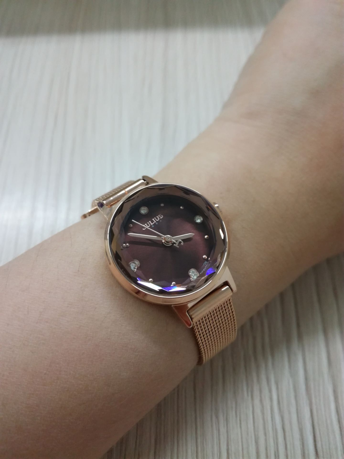 Sản phẩm đẹp, giao hàng lâu do ở xa, đã check mã hàng chính hãng. Cực kì hài lòng.