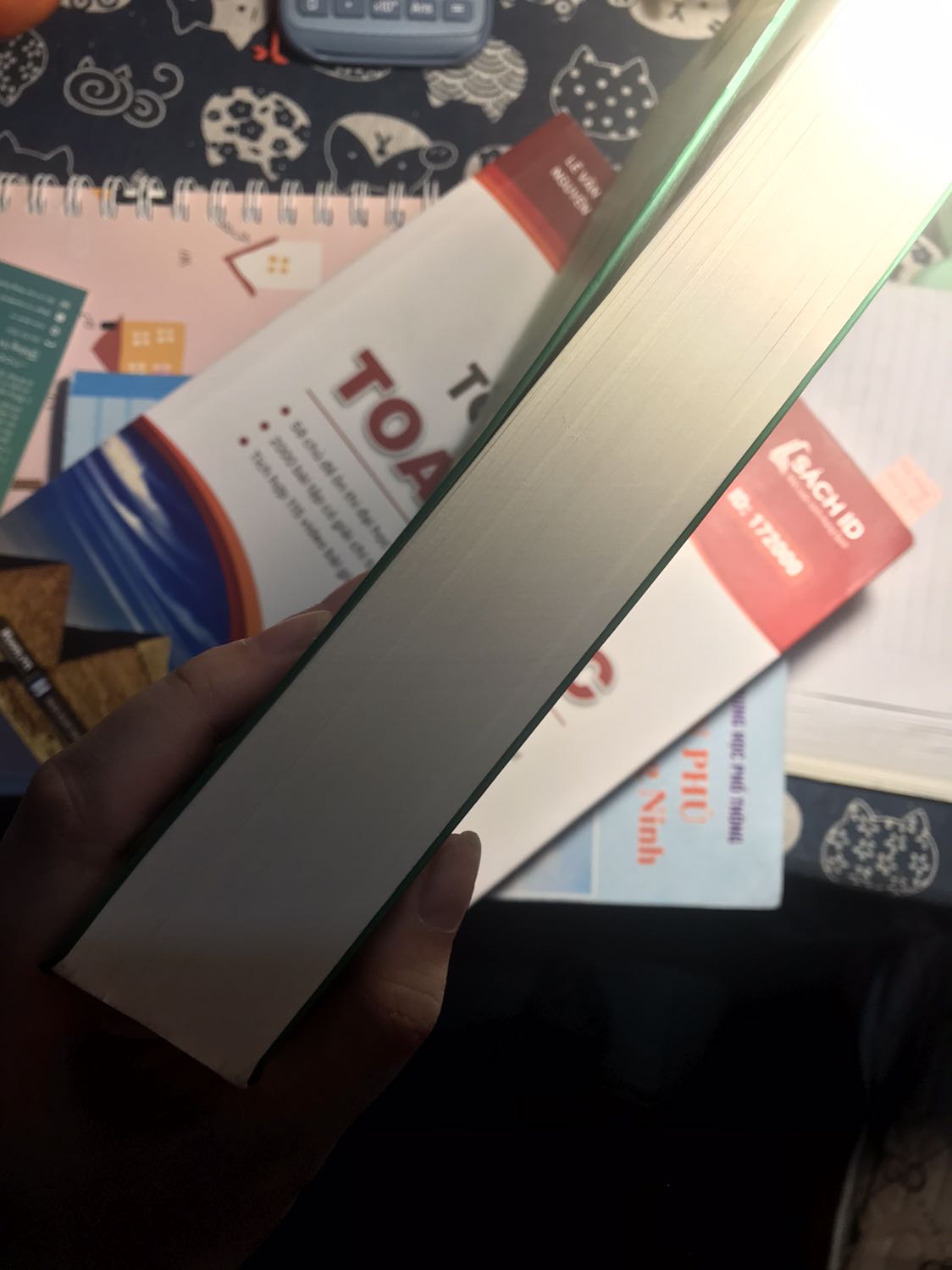 Ấn tượng đầu tiên của mình khi nhận sách là sách dày cực :v, dày hơn so với tưởng tượng của mình í. Tương đương với độ dày của sách thì kiến thức trong sách (như mình đọc qua thì thấy) cũng rất đầy đủ. Hộp sách không có chống sốc, đến tay mình thì hộp hơi rách, nma sách thì ổn.