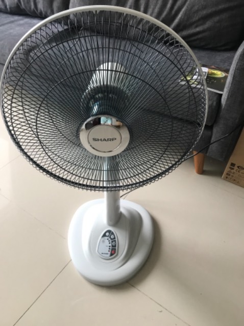 Quạt tốt, có điều khiển từ xa rất tiện, các nút bấm có vẻ bền vì không phải nút cơ thường gặp. Quạt mát hơn cây quạt trần 5tr.