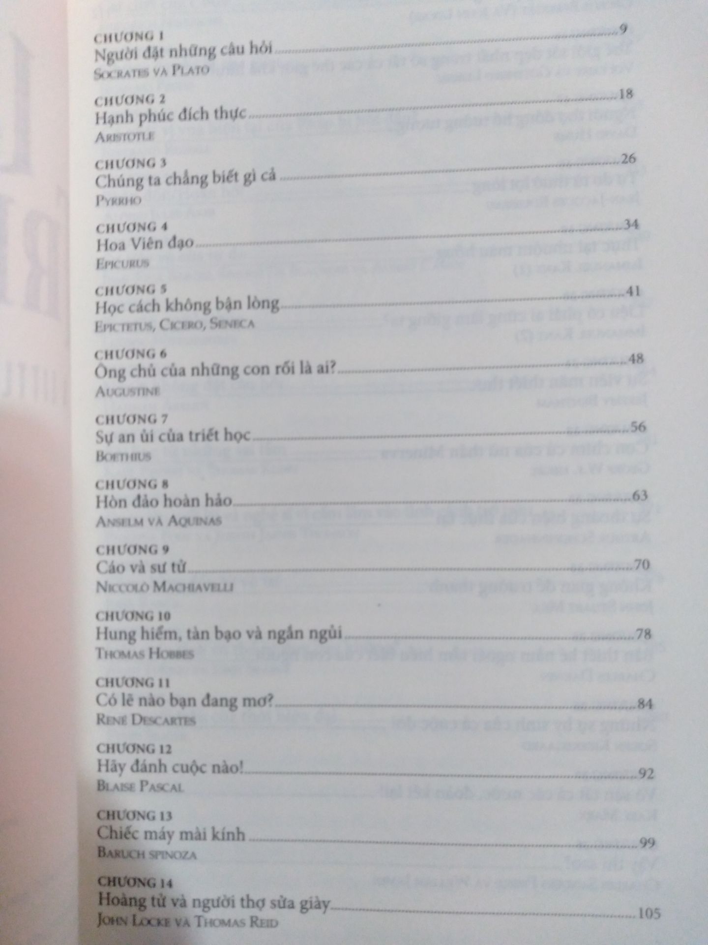 Về hình thức: Sách đẹp, mới, sạch sẽ, chữ in rõ nét, dễ nhìn. Hình minh họa đẹp mắt, sinh động, đáng yêu, phản ánh được nội dung từng chương. Giá phải chăng, khi mình mua giảm 35%, còn khoảng 95K.
Về nội dung: Sách gồm 40 chương, mỗi chương trình bày khái lược những nét chính yếu trong tư tưởng của 1 hoặc một vài triết gia nổi tiếng. Thứ tự xuất hiện của các triết gia theo trình tự thời gian. Nội dung cơ bản, dễ hiểu, ngắn gọn, phù hợp với người mới bắt đầu tìm hiểu về triết học hoặc độc giả tầm trung đã học mà đang cần tổng hợp lại kiến thức. Bản dịch tốt, trơn tru, mượt mà, sử dụng chính xác thuật ngữ chuyên ngành, và có các chú thích hữu ích.
Cảm ơn tác giả, dịch giả, BBT và NXB!
Mình mua sách vào dịp Tết nên giao hàng nhanh, đặt hôm trước, trưa hôm sau nhận luôn. Về hình thức: Sách đẹp, mới, sạch sẽ, chữ in rõ nét, dễ nhìn. Hình minh họa đẹp mắt, sinh động, đáng yêu, phản ánh được nội dung từng chương. Giá phải chăng, khi mình mua giảm 35%, còn khoảng 95K.
Về nội dung: Sách gồm 40 chương, mỗi chương trình bày khái lược những nét chính yếu trong tư tưởng của 1 hoặc một vài triết gia nổi tiếng. Thứ tự xuất hiện của các triết gia theo trình tự thời gian. Nội dung cơ bản, dễ hiểu, ngắn gọn, phù hợp với người mới bắt đầu tìm hiểu về triết học hoặc độc giả tầm trung đã học mà đang cần tổng hợp lại kiến thức. Bản dịch tốt, trơn tru, mượt mà, sử dụng chính xác thuật ngữ chuyên ngành, và có các chú thích hữu ích.
Cảm ơn tác giả, dịch giả, BBT và NXB!
Mình mua sách vào dịp Tết nên giao hàng nhanh, đặt hôm trước, trưa hôm sau nhận luôn.