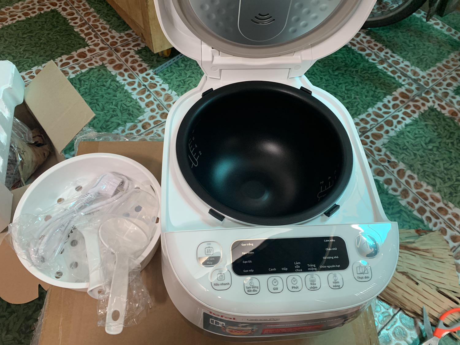 Shop đóng gói cẩn thận. Nồi rất đẹp, chắc chắn, lòng nồi siêu dày và nặng tay. Màu sắc và kiểu dáng rất sang trọng. Cơm nấu ra rất ngon, thơm, xốp, dẻo (một phần chắc do chọn gạo ngon). Sản phậm tặng kèm rất tuyệt, chắc chặn, nặng tay, lòng nồi cũng chống dính rất tốt. Chờ 10/10 xem có khuyến mãi nữa ko sẽ mua thêm 1 cái nữa.