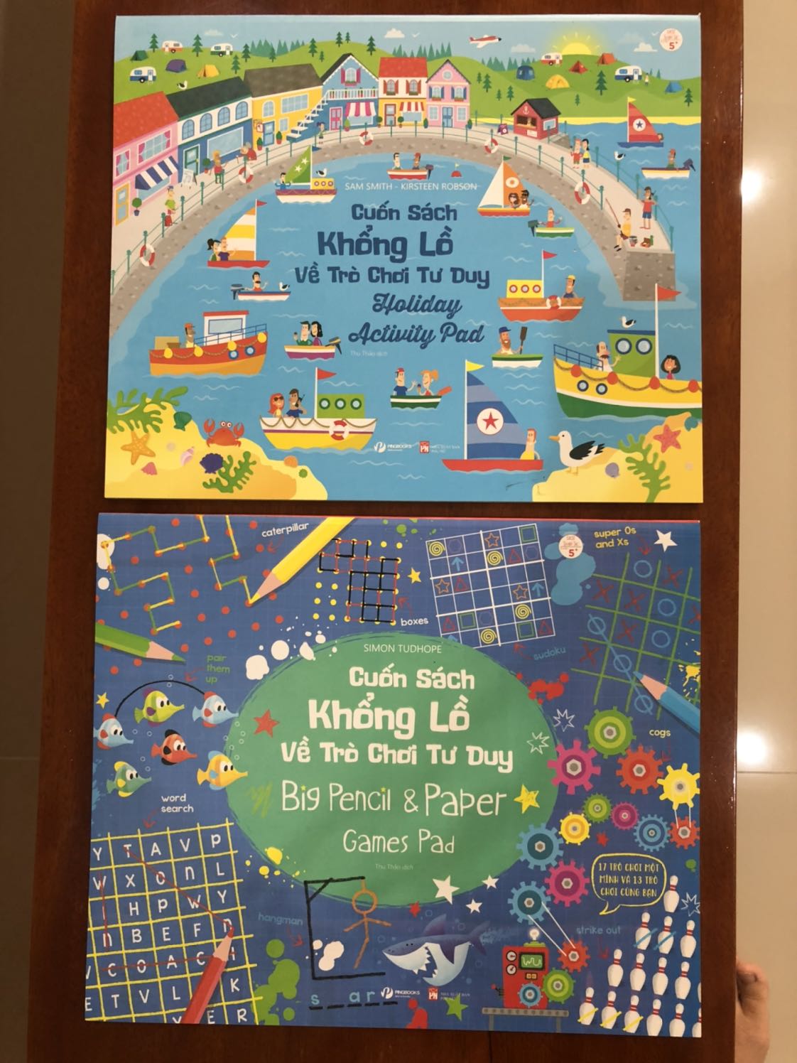 Giao hàng nhanh, sách đẹp.
Giấy cứng, in màu toàn bộ, mỗi trang có đường dập để xé ra nữa.
Hoạt động trong sách rất hay, cháu nhà mình rất thích.