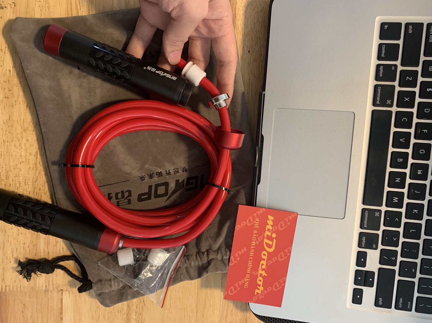 Dây nhảy này chất đấy, độ nặng đủ 460g. Dây silicon đặc, chăc chắn... tay cầm thì bằng nhôm là chủ yếu nhé, có vòng bi xoay nên rất mượt, ko lo bị xoắn vặn.. nhảy 1 lúc mà phê hết 2 cánh tay